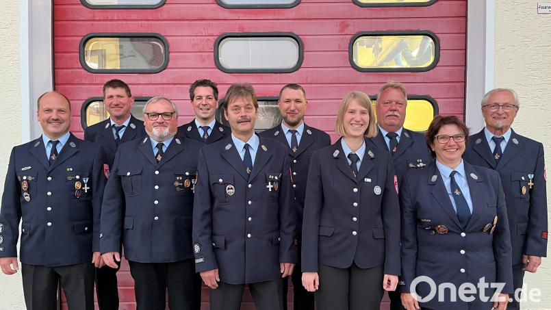 Die Feuerwehr Fuhrmannsreuth wählte einen neuen Vorstand mit (vorne, von links) Reinhard Bayer, Raimund Hofmann, Rainer Bayer, Lisa Schreyer, Claudia Bayer und Rainer Schreyer sowie (hinten von links) Michael Brucker, Fabian Günter, Thomas Heise und Kassenprüfer Rudolf Ernstberger. Bild: FFW Fuhrmannsreuth/exb