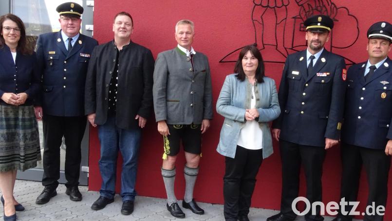 Zur Einweihung des Höglinger Feuerwehrhauses sind zahlreiche Gäste erschienen. Ehrengäste und Redner lobten die Höglinger Feuerwehrler für ihre Arbeit. Bild: Houschka