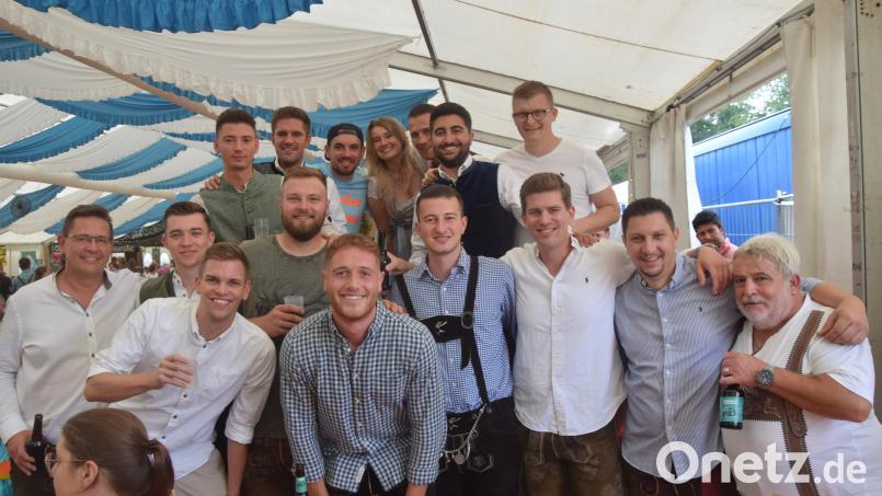 Seit 2016 sind die Kicker des SV Karben mit Betreuer Carl Goronzy (rechts) nun bei der Kirwa in Floß. Heuer feiern sie fünfjähriges Jubiläum. Bild: fz