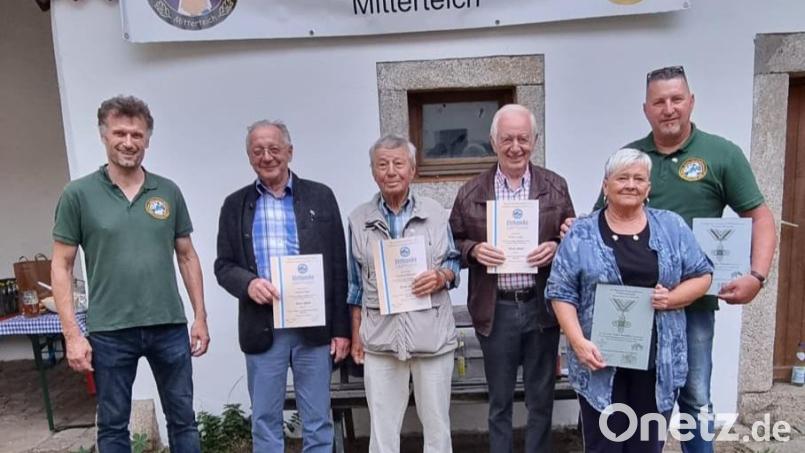Ehrungen standen bei der KSRK Mitterteich an. Im Bild (von links) Vorsitzender Wolfgang Danler, Michael Hösl, Manfred Heinrich und Walter Siller sowie Evelin Badstieber und Stefan Badstieber. Bild: KSRK Mitterteich/exb