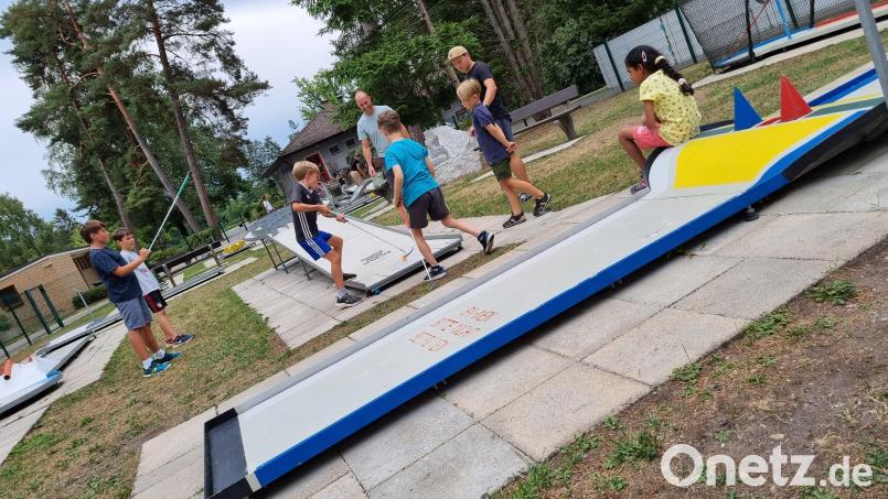 In zwei Gruppen versuchten die KInder die 18 Bahnen der Minigolfanlage erfolgreich zu bespielen. Bild: adj