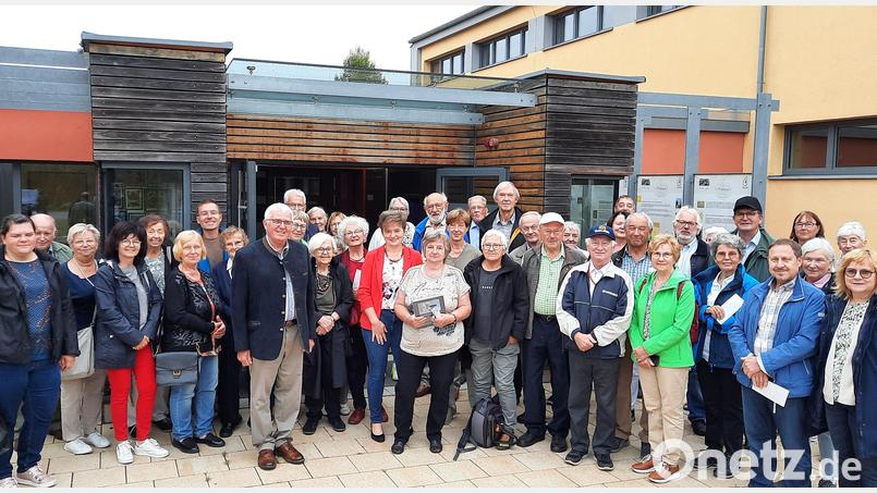 Das Kulturreferat des Landkreises Cham informierte sich bei einem Besuch über das Dokumentationszentrum Hinterglasmalerei. Bild: Mösbauer/exb