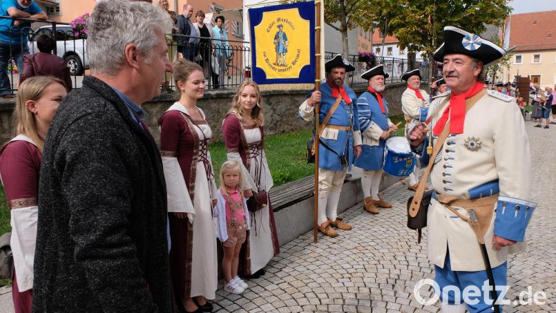 Die Landwehr ist angetreten, meldete Kommandant Franz Schmidt (rechts) dem Obersten Dienstherrn, Bürgermeister Robert Lindner (links). Bild: le