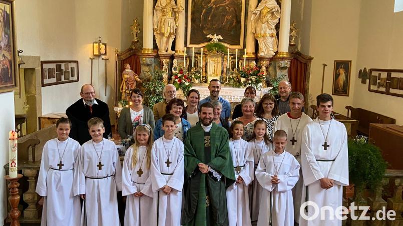 Unser Bild zeigt Pater Tomas Rostek (Bildmitte) beim Abschiednehmen im Kreise des liturgischen Dienstes und den Vertretern der kirchlichen Gremien der Pfarrei St. Georg. Bild: do