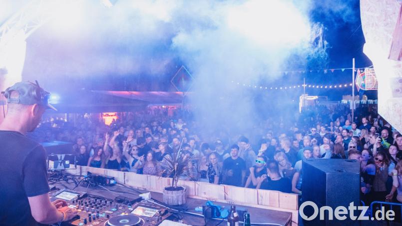 DJ Felix Kröcher legt Samstagnacht beim &quot;After World&quot;-Open-Air in Immenreuth auf. Die Leute vor der Bühne tanzen. Bild: sfo