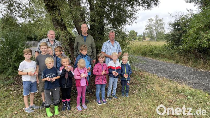 Ameisenschutzverein-Vorsitzender Michael Weiß, Thomas Döhler und Martin Schedl (von links) bei der Ferienaktion im Kreislehrgarten zusammen mit einigen der teilnehmenden Kinder. Bild: Ameisenschutzverein Tirschenreuth/exb