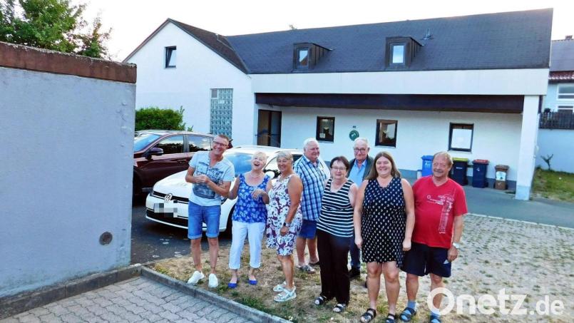 Allein mit der Sanierung des Daches des Falkenheims (im Hintergrund) und der Garagen (links) im kommenden Jahr steht der Vorstandsriege vom Zeltlagerverein Speichersdorf mit Jürgen Degin, Angela Fraunholz, Viola Eisenhut, Hermann Eisenhut, Marit Kaiser, Wilfried Schlöger, Sandra Redel und Werner Kaiser mächtig viel Arbeit ins Haus. Bild: hai