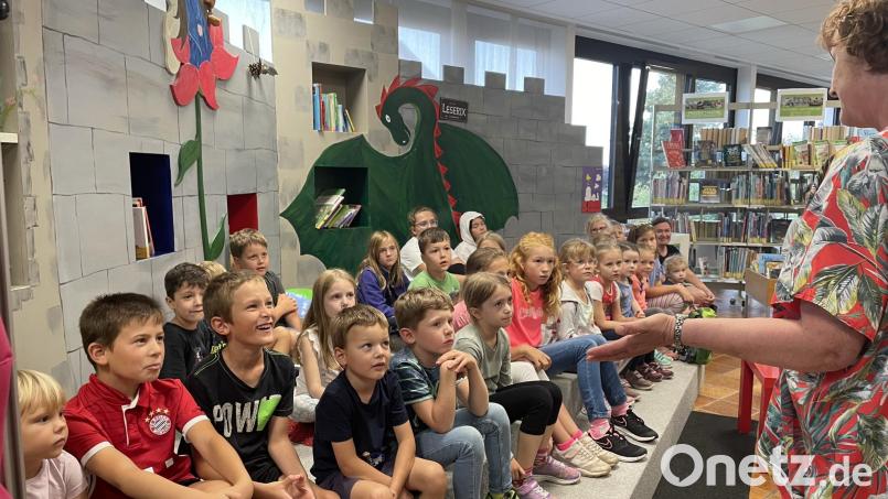 Die Vorlesestunde im Ferienprogramm des Markts Schwarzenfeld begeisterte die Kinder. Bild: Bücherei Schwarzenfeld/Alexandra Kirst