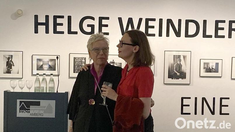 Doris Dörrie (links) und Carla Weindler beim Besuch der Helge-Weindler-Ausstellung in Amberg. Bild: aks