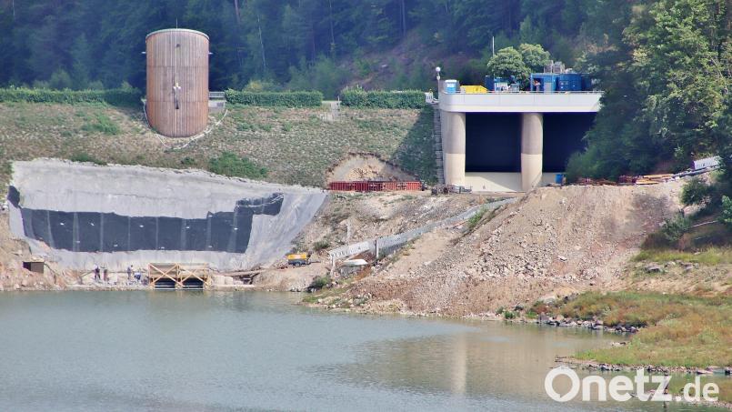 Die Baustelle am Eixendorfer Staudamm hat ihre Besonderheiten. Der Wasserstand des Sees musste im Vorjahr dafür um sechs Meter abgesenkt werden. Auf diesem Niveau befindet sich auch die Arbeitsebene. Sechs Meter in die Tiefe entsteht eine dichte Baugrube. Bild: Thomas Dobler
