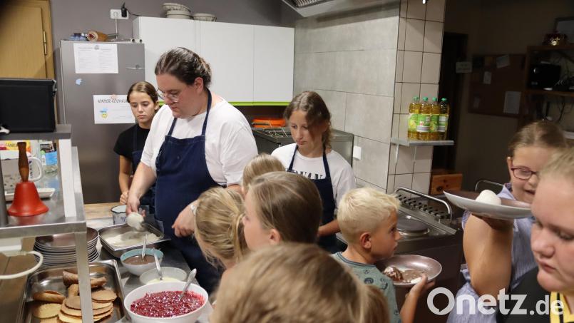 Die Ferienkinder kochen und backen mit Susanne Richthammer leckere Speisen. Bild: mrr