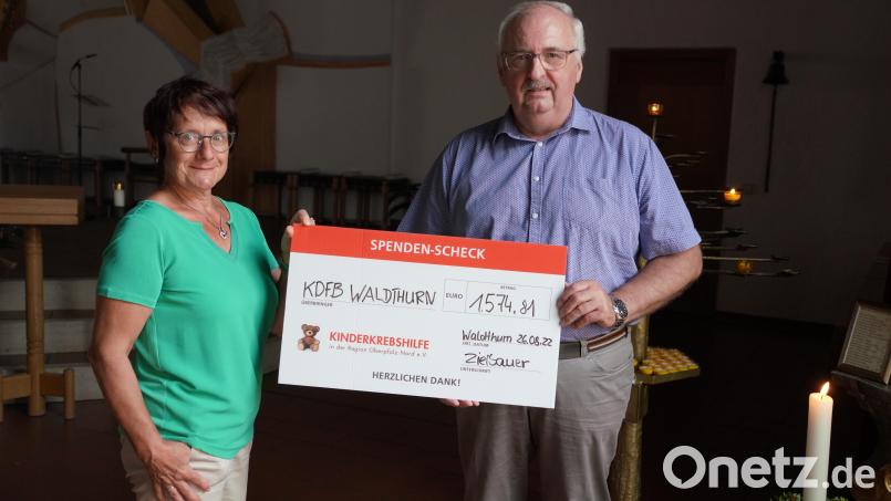 KDFB-Vorsitzende Sieglinde Zielbauer übergibt 1.574,81 Euro an Herbert Putzer von der Kinderkrebshilfe. Bild: fvo