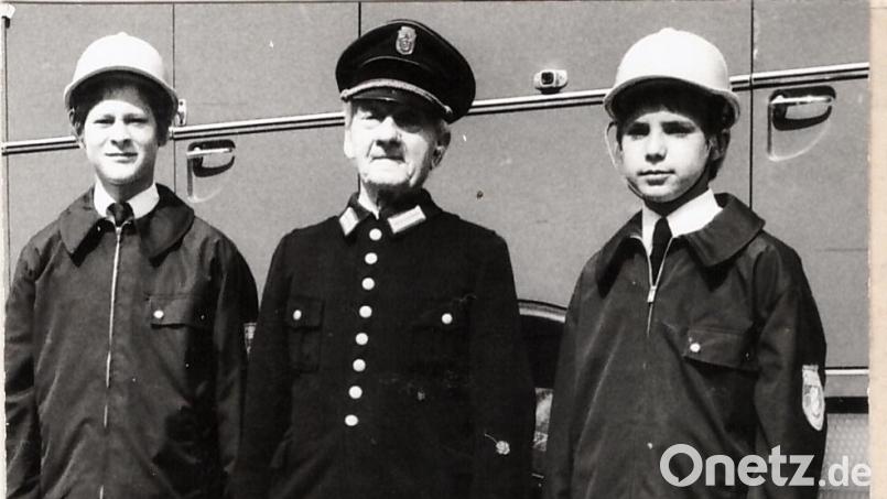 Das älteste Feuerwehrmitglied mit 89 Jahren war damals Jakob Fischer – und die jüngsten Johann Gilch (links) und Peter Solmsdorf (rechts). Repro: dob