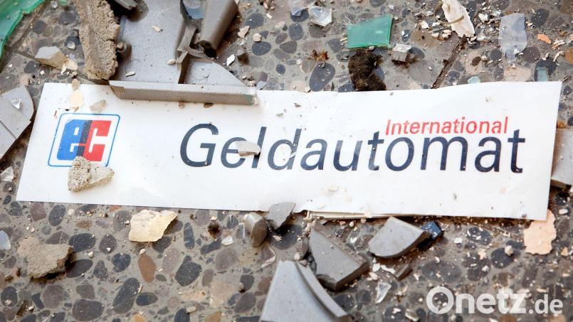 Splitter und ein Schild mit der Aufschrift „Geldautomat“ liegen auf dem Fußboden. Bild: Patrick Pleul/zb/dpa