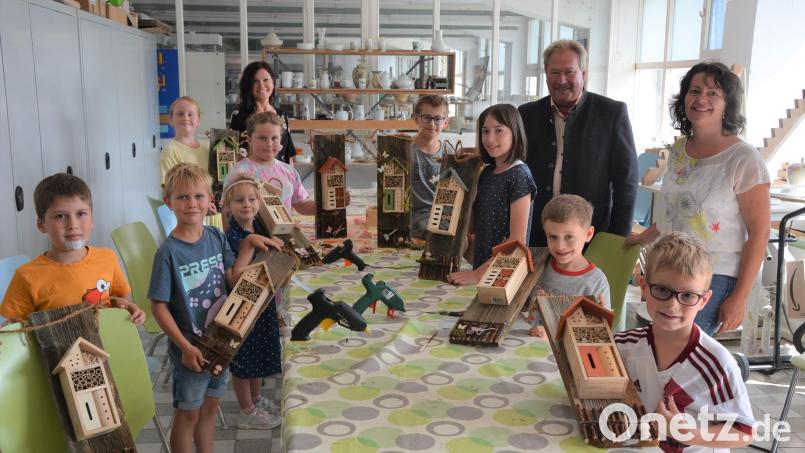 Das Basteln von Insektenhotels stand kürzlich im Museum Mitterteich an. Über den Eifer der Kinder freuten sich das Museumsteam mit Nicole Schuller (rechts) und Marion Papsch sowie Zweiter Bürgermeister Johann Brandl. Bild: jr