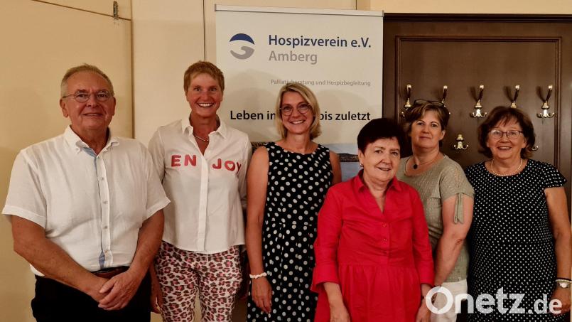 Die Führung des neu benannten Vereins „Hospizverein Amberg und Landkreis Amberg-Sulzbach“ (von links): Vorsitzender Georg Franz Fröhler, Vorsitzende Monika Breunig, Schatzmeisterin Bettina Peuker, Vorsitzende Evi Bauer-König, Beisitzerin Brigitte McGuire, Schriftführerin Helga Roderer (Beisitzer Claudius Rothbauer fehlte). Bild: Andrea Ulrich-Prusko/exb