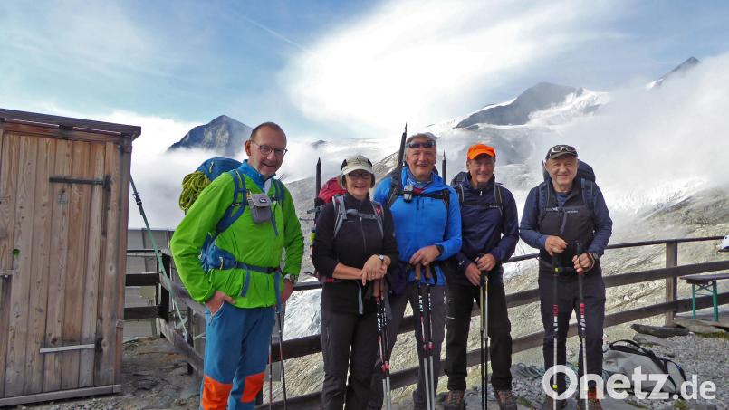 Tourenführer Rainer Rahn (von links), Karin und Anton Hollmann, Gerhard Schneider und Willi Födisch bei ihrer Tour. Im Hintergrund einige Gipfel der Venedigergruppe. Bild: Rainer Rahn/Alpenverein Marktredwitz/exb