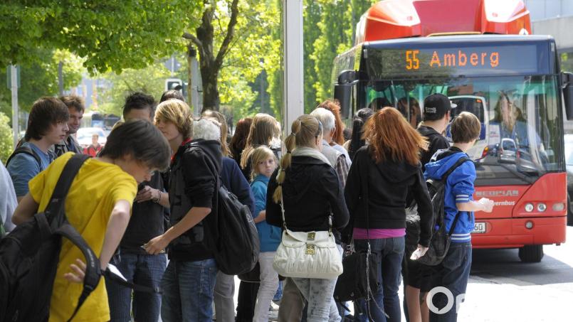 Fallen Schulbusfahrten bald aus, wenn die Dieselpreise steigen? Ein Verband warnt genau davor. Symbolbild: Petra Hartl