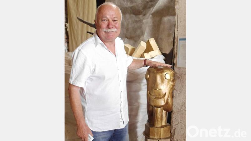 Jürgen Hartmann zeigt einen Querschnitt seines Schaffens bei einer Kunstausstellung im offenen Atelier seines Kunststadls in der Grundstraße in Hirschau. Hier der Künstler mit dem von ihm geschaffenen doppelköpfigen Janus. Bild: u