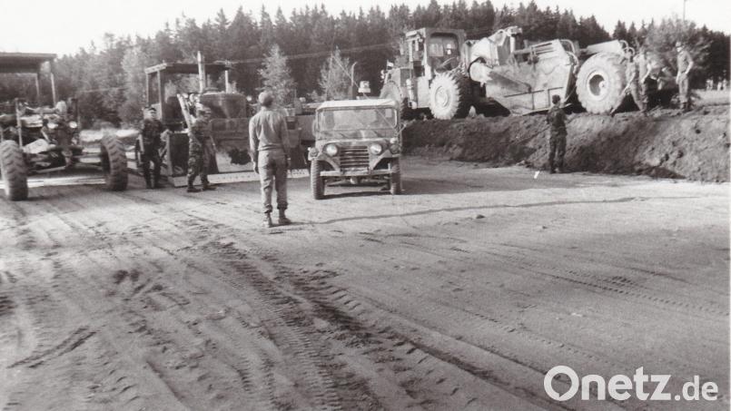 Schwere Maschinen der US-Armee in Grafenwöhr haben vor 40 Jahren den DJK-Sportplatz bei der Grundschule planiert. Repro: pi