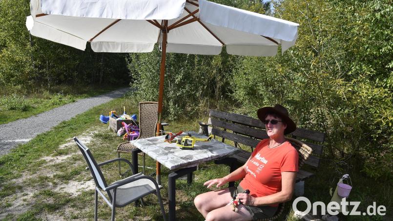 So wie Martina Schübel hier setzen sich viele Nutzer des "Hundehighways" in Schnaittenbach gern mal an einen der aufgestellten Tische unter einen Sonnenschirm. Bild: Petra Hartl