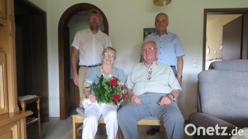 Zweiter Bürgermeister Hermann Schraml (hintere Reihe von links) und stellvertretender Landrat Günter Kopp gratulierten Inge und Werner Krauße zur Eisernen Hochzeit. Bild: jzk