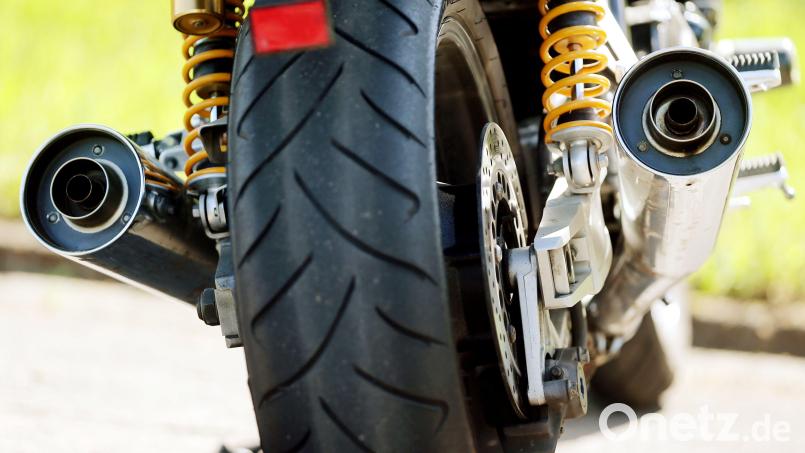 Ein dB-Killer "killt" die Lautstärke des Auspuffs eines Motorrads. Symbolbild: Oliver Berg/dpa