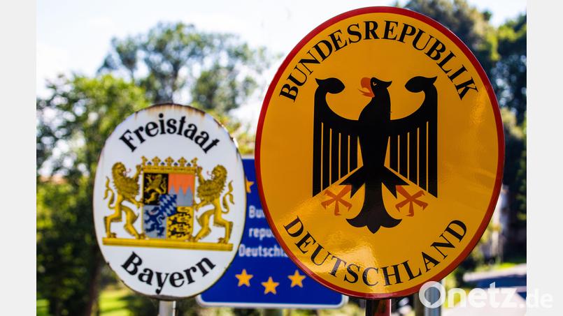 Bundespolizisten haben auf dem Bahnhof in Marktredwitz fünf illegal eingereiste Syrer aufgegriffen. Symbolbild: Michael Fluegel/Bundespolizei