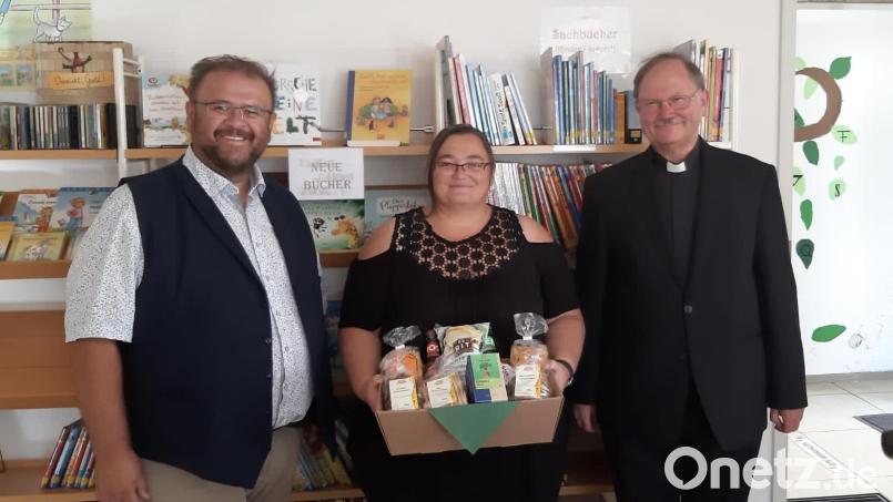 Bürgermeister Hans Walter (links) und Pfarrer Heribert Stretz (rechts) dankten Martina Reger herzlich für die Übernahme des Amtes der Büchereileitung in Kastl. Bild: rpp