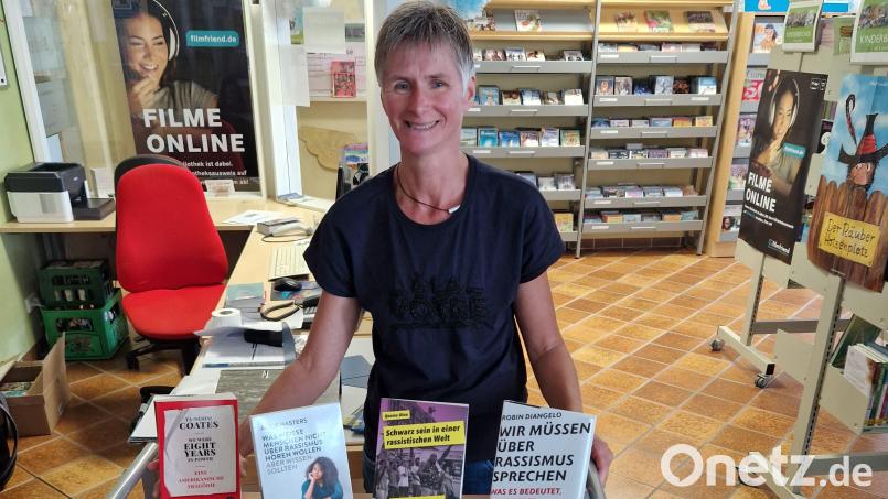 Die ehrenamtliche Bibliothekarin Manuela Irlbacher hat in der Schwarzenfelder Bibliothek schnell geschaltet. Statt längst ausgemusterter Karl-May-Bände gibt es bei ihr ganz frische Buch-Empfehlungen zum Thema Rassismus. Bild: Dobler