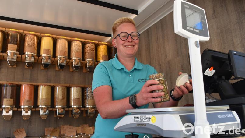 Denise Stiehl füllt die Ware ab und stellt das Gefäß dann auf die Waage. Selbstverständlich wird das Gewicht des mitgebrachten Gefäßes vorher gewogen und wieder abgezogen vom Preis. Bild: ubb