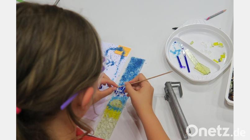 "Fang den Sonnenstrahl ein" lautet das Motto, unter dem die Kinder gläserne „Sonnenfänger“ für den Garten schaffen. Bild: Nina Forster/exb