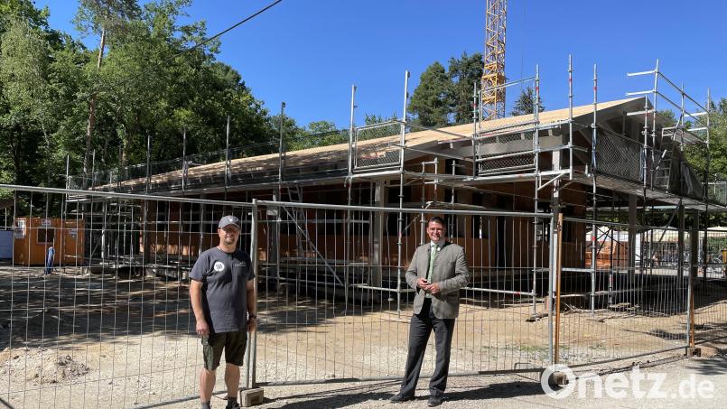 Landrat Thomas Ebeling informierte sich bei Stefan Jahreiss, dem Geschäftsführer der Höllohe, über den Baufortschritt am neuen Empfangsgebäude. Bild: Matthias Meier, Landratsamt Schwandorf/exb