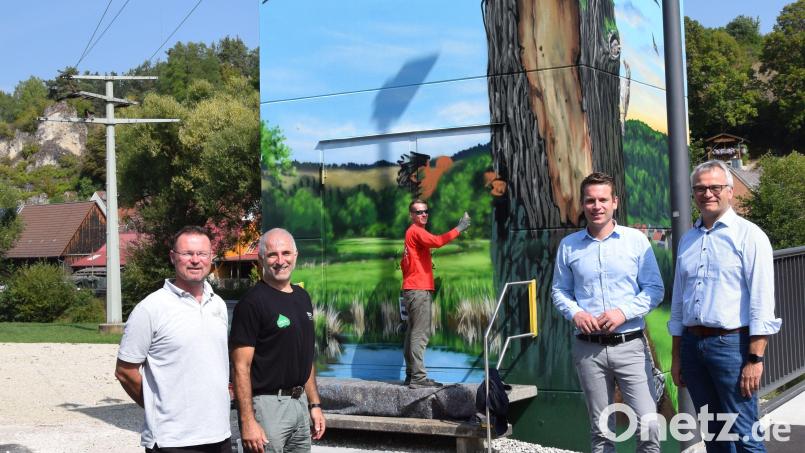 In Hohenburg gehen Kunst und die Sanierung des Trafohauses Hand in Hand. Markus Ronge (Mitte hinten) von ART-EFX ist hier am Werk gewesen. Bürgermeister Florian Junkes, Rudolf Leitl vom Landschaftspflegeverband Amberg-Sulzbach, Fabian Hartmann und Stephan Leibl (von links), beide vom Bayernwerk, freuen sich über den neuen Blickfang. Bild: bö
