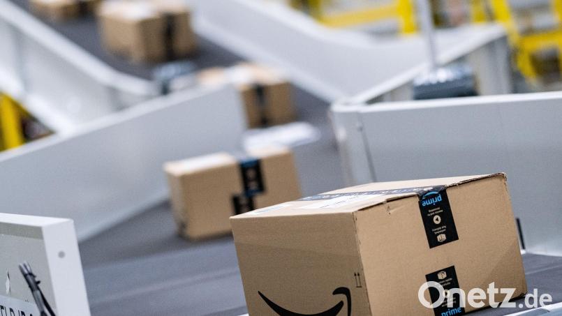 Amazon-Pakete laufen in einem Sortierzentrum über die Bänder. Symbolbild: Peter Steffen