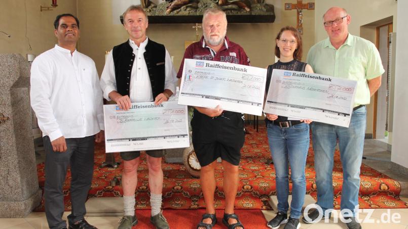 Über die von Rudolf Völkl (rechts) übergebenen Spenden freuen sich Pfarrer John Subash, Bernhard Träger, Martin Vogl und Anja Thalhauser (von links). Bild: pi