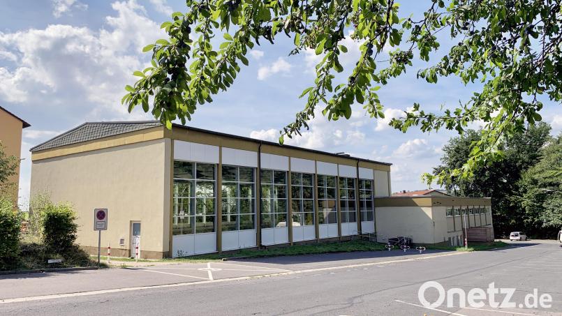 An der Stelle, an der in Neustadt noch die Schwimmhalle steht, sollen künftig zwei Turnhallen und über 20 Unterrichtsräume entstehen. Bild: Gabi Schönberger