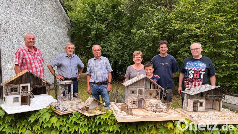 Vorsitzender Reinhard Heldmann, Rudi Braun, Harald Reitmeier, Katharina Eckl mit Neffe Timo, Ronny Hog und Reinhold Scheiffele (von links) zeigen einige der Kripen-Kunstwerke. Bild: Krippenfreunde Amberg