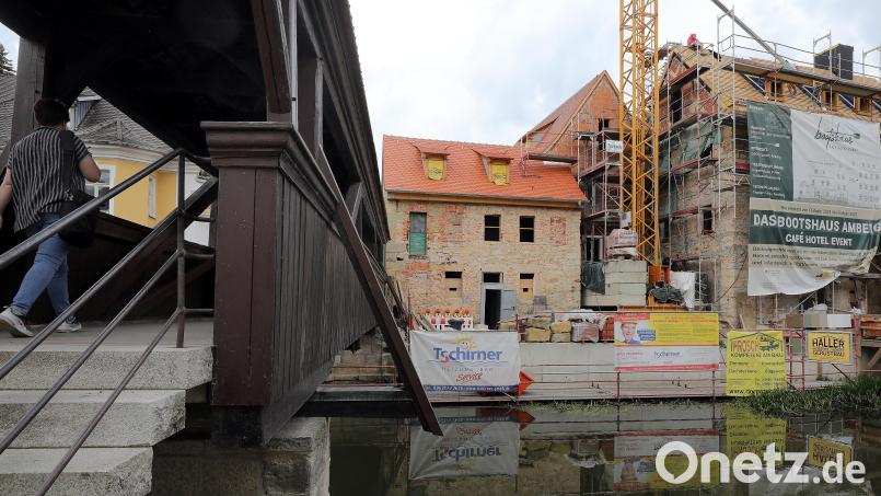 Die Schiffbrücke mit rechter Hand dem Bootshaus. Hier soll die Fernwärmeleitung zum &quot;Bootshaus an der Vils&quot; entlanglaufen. Bild: Wolfgang Steinbacher