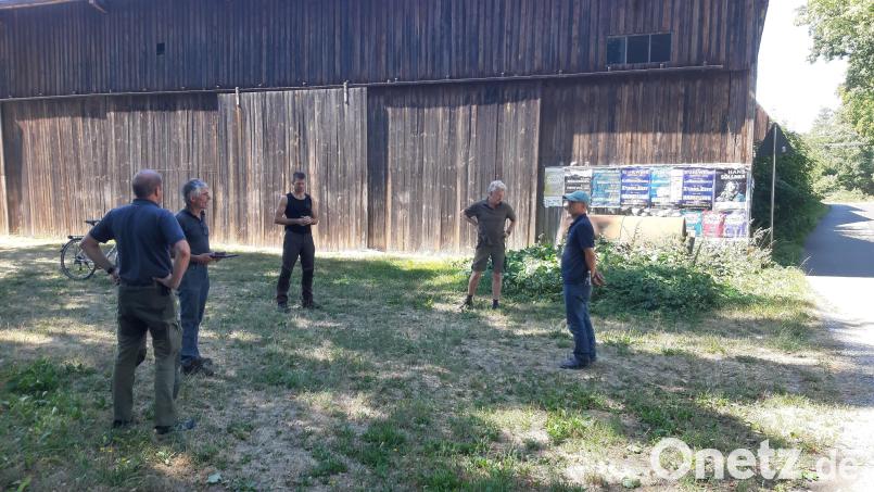 Vertreter der Dorfgemeinschaft und Stadtgärtnerei suchen den idealen Standort für den Jubiläumsbaum. Bild: Kunz