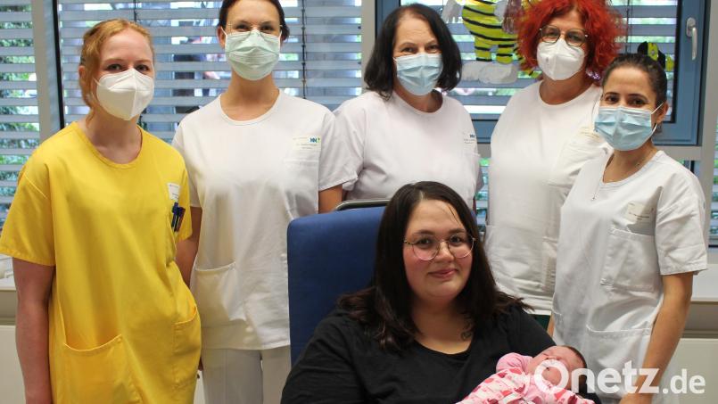 Glückliches Team und glückliche Mama mit Baby. Von links: Caroline Scheuerer (Station 90i/90f), Oberärztin Dr. Sophie Herzer, Elisabeth Luksch (Stationsleitung 32), Hebamme Ruth Mahal-Vollmayr und Assistenzärztin Hend Bouchaala gratulierten Mama Julia zur Geburt von Pia. Bild: Kliniken Nordoberpfalz, Michael Reindl/exb