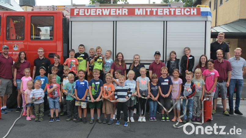 28 Kinder verbrachten kurzweilige Stunden bei der Feuerwehr Mitterteich. Mit im Bild FFW-Jugendwart Johannes Schmid (links) sowie (von rechts) Jugendbeauftragter Christoph Hampel und FFW-Vorsitzender Christian Grillmeier. Bild: jr