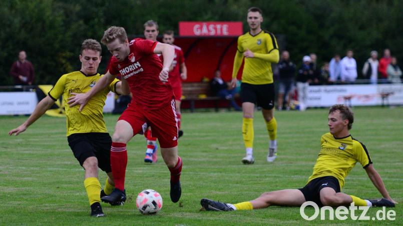 Dennis Lobinger auf dem Weg zum 3:2. Am Mittwochabend gelangen ihm gleich vier Treffer gegen den FC Amberg. Bild: Mark