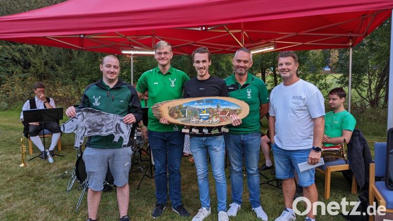 Schützenmeister Daniel Biermeier (Zweiter von links), Böllerschützenmeister Christoph Bauer (Zweiter von rechts) und Mitorganisator Fabian Balk (links) gratulieren Marktmeister Andreas Sorgenfrei und dem Zweitplatzierten Harald Kunz (rechts) zu ihren Erfolgen. Bild: gz