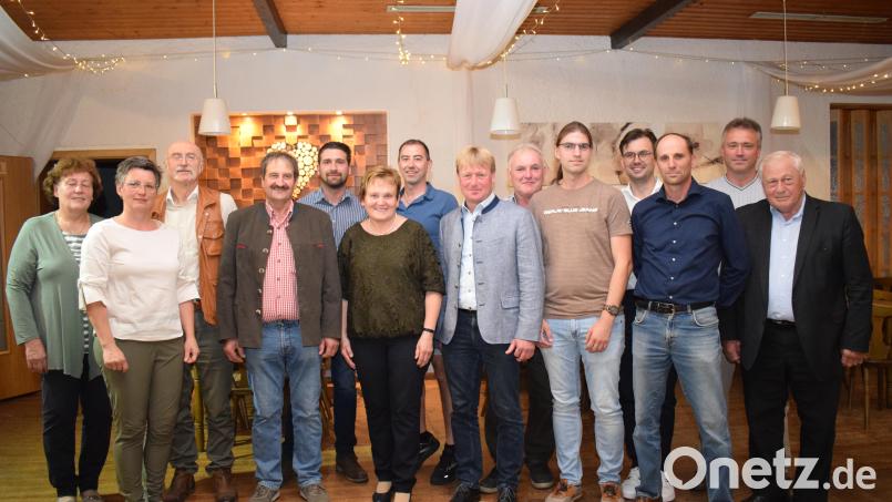 Barbara Ruhland (Mitte) wurde erneut als Kreisvorsitzende der CSU Arbeitsgemeinschaft ELF bestätigt. Zu Stellvertretern wurden Josef Reitinger ( Vierter von links) und Markus Schiesl (Achter von links) gewählt. Unser Bild zeigt die Vorstandschaft. Bild: bnr