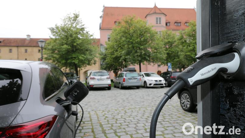 Die Möglichkeit, im Innenhof des Landratsamts das E-Auto kostenlos mit Strom aufzutanken, endet Mitte Oktober. Bild: Wolfgang Steinbacher