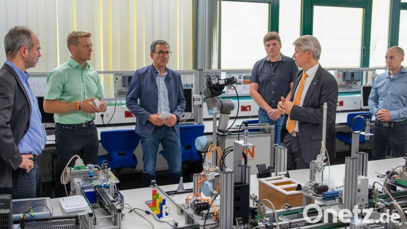 Durch die Kooperation können sich künftig Schüler ihre Leistungen aus der Technikerschule auf das Studium anrechnen lassen. Bild:  Lindner/BSZ Neumarkt/exb