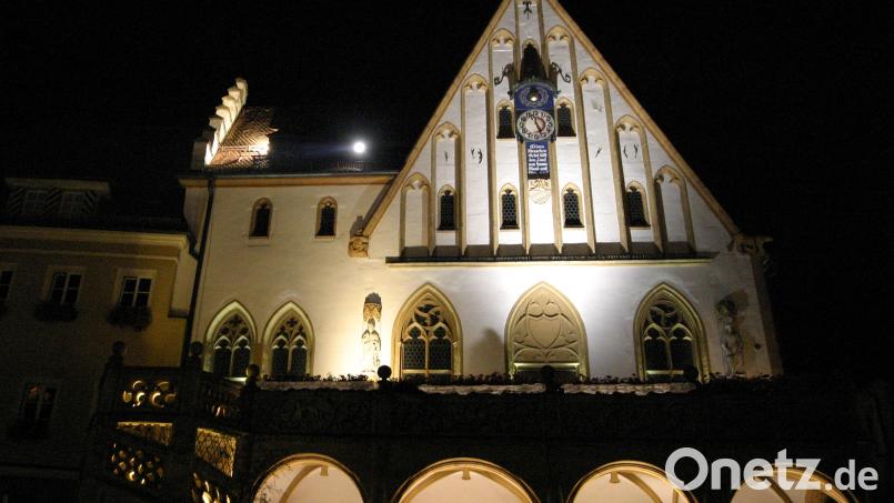 Das Amberger Rathaus, bei Dunkelheit von Scheinwerfern in Szene gesetzt: Die Stadt will darauf künftig verzichten und damit ein sichtbares Zeichen setzen, dass jetzt alle Energie einsparen müssen. Archivbild: Wolfgang Steinbacher