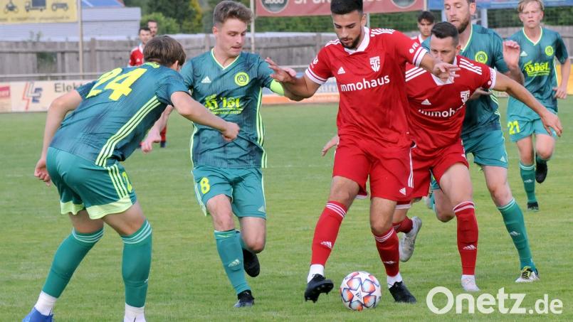 Die sonst so sichere Abwehr des SV Mitterteich (hier in Aktion im Spiel gegen den SC Schwabach) musste beim Gastspiel in Stadeln drei Gegentreffer hinnehmen. Bild: hoh