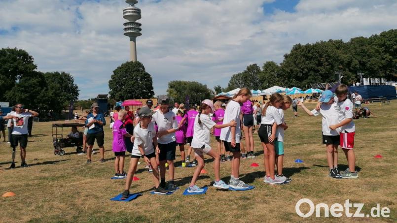 Die Riedener Drittklässler bei Bewegungs- und Denkaufgaben bei den Münchener „Beweg-Dich-Schlau-Championships“. Bild: Hollweck/Zielbauer/Schule Rieden/exb
